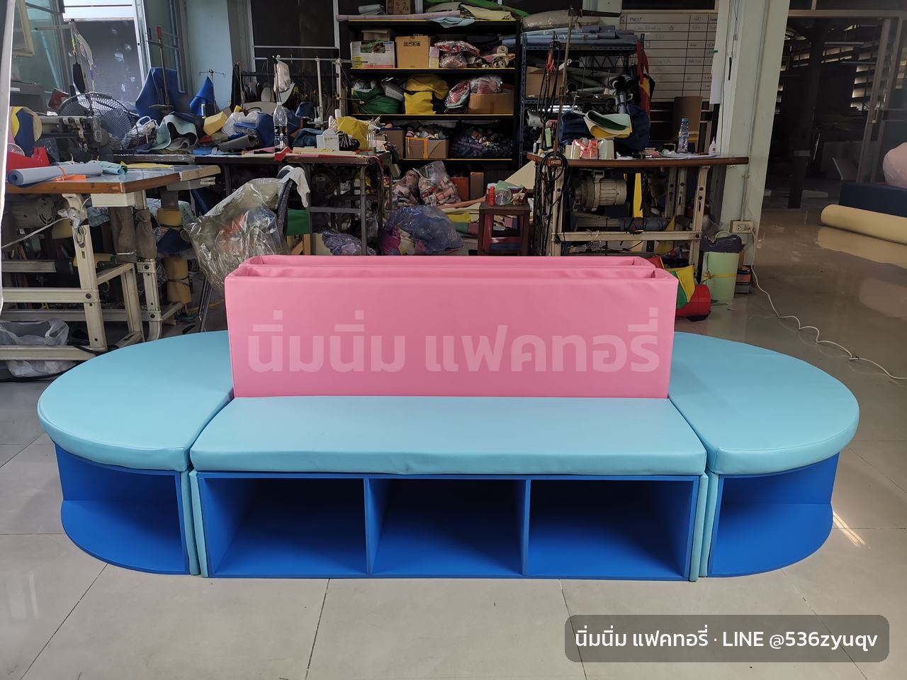 เฟอร์นิเจอร์: ชุดที่นั่งรอบชั้นวางหนังสือ