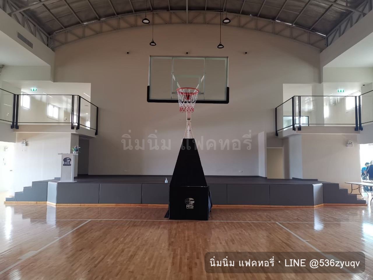 โรงเรียน: หุ้มขอบเวทีและแป้นบาส