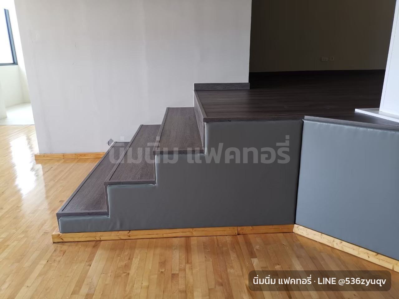 โรงเรียน: หุ้มขั้นบันไดเวที